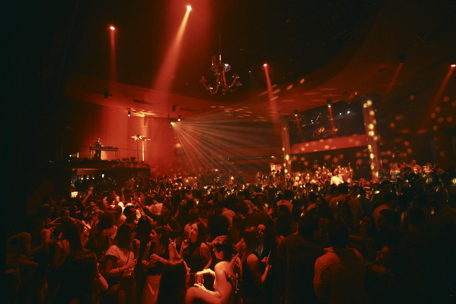 Florida Motel & Casino es la nueva experiencia nocturna de La Sala de Florida Park. Inspirado en los moteles americanos y los casinos clandestinos de los años 80, transforma cada fin de semana en un espacio donde todo puede pasar. DJs, shows y una estética única crean una atmósfera inmersiva y llena de energía. En la Sala principal conviven el pop, el reggaetón y la electrónica; en La Cúpula, el techno marca el ritmo hasta el amanecer. Y, a veces, cuando menos te lo esperas, un artista sorpresa sube al escenario.